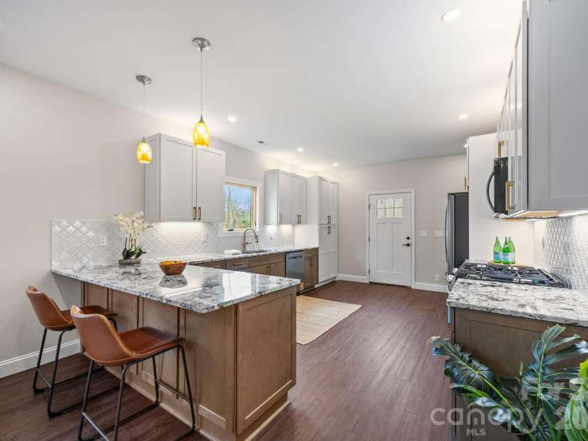 102 Clingman Avenue, Asheville, NC 28801.  MLS# CAR4356055, YatesRealty ID 14242. 