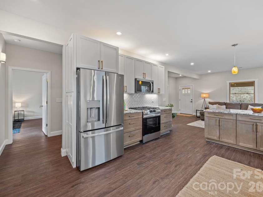 102 Clingman Avenue, Asheville, NC 28801.  MLS# CAR4356055, YatesRealty ID 14242. 