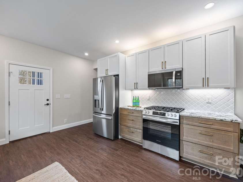 102 Clingman Avenue, Asheville, NC 28801.  MLS# CAR4356055, YatesRealty ID 14242. 