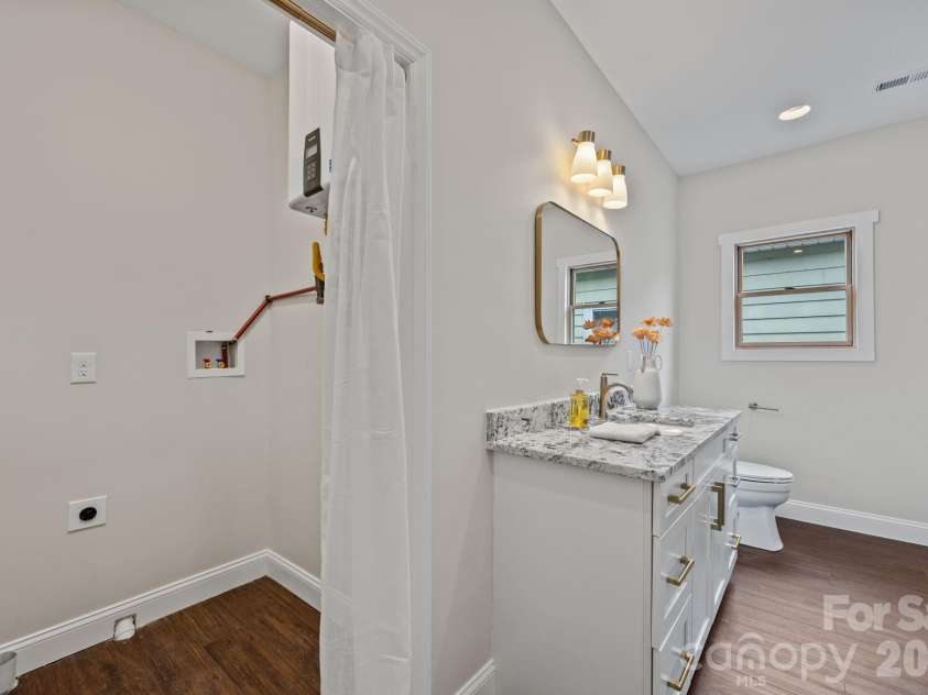 102 Clingman Avenue, Asheville, NC 28801.  MLS# CAR4356055, YatesRealty ID 14242. 