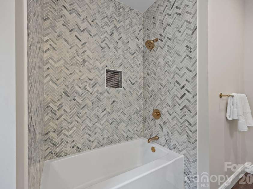 102 Clingman Avenue, Asheville, NC 28801.  MLS# CAR4356055, YatesRealty ID 14242. 