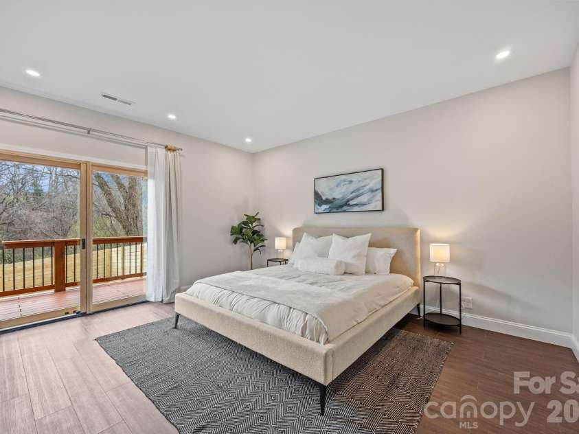 102 Clingman Avenue, Asheville, NC 28801.  MLS# CAR4356055, YatesRealty ID 14242. 