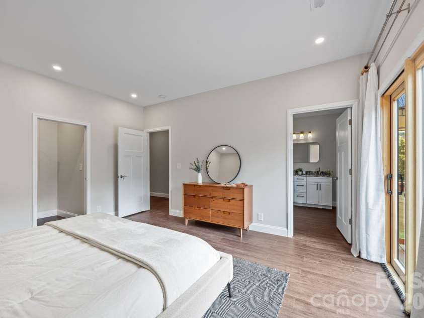 102 Clingman Avenue, Asheville, NC 28801.  MLS# CAR4356055, YatesRealty ID 14242. 