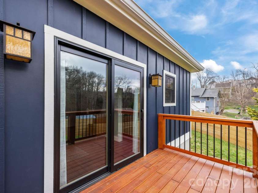 102 Clingman Avenue, Asheville, NC 28801.  MLS# CAR4356055, YatesRealty ID 14242. 