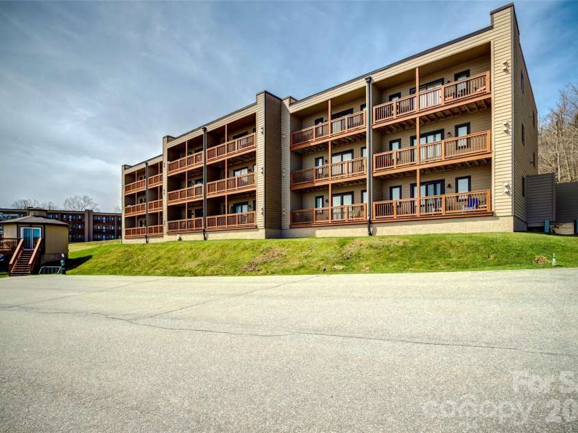 103 Sugar Ski Drive, Banner Elk, NC 28604.  MLS# CAR4405644, YatesRealty ID 14243. Gated Community on the Sugar Mountain Slopes