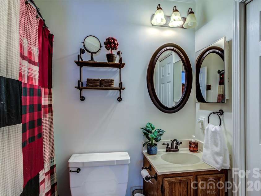 103 Sugar Ski Drive, Banner Elk, NC 28604.  MLS# CAR4405644, YatesRealty ID 14243. Primary Bath