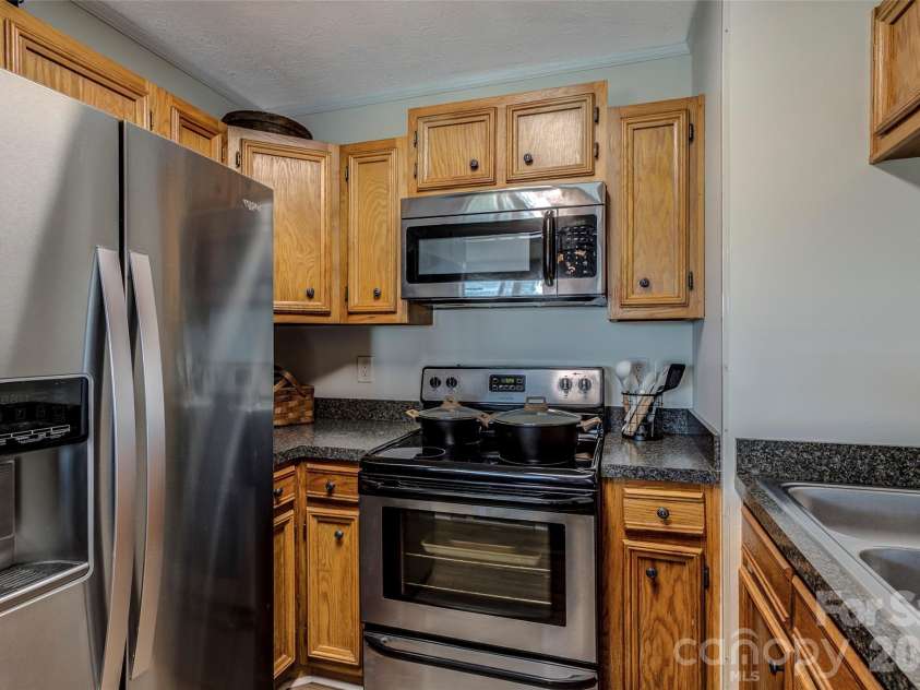 103 Sugar Ski Drive, Banner Elk, NC 28604.  MLS# CAR4405644, YatesRealty ID 14243. Stainless Appliances and well appointed Kitchen