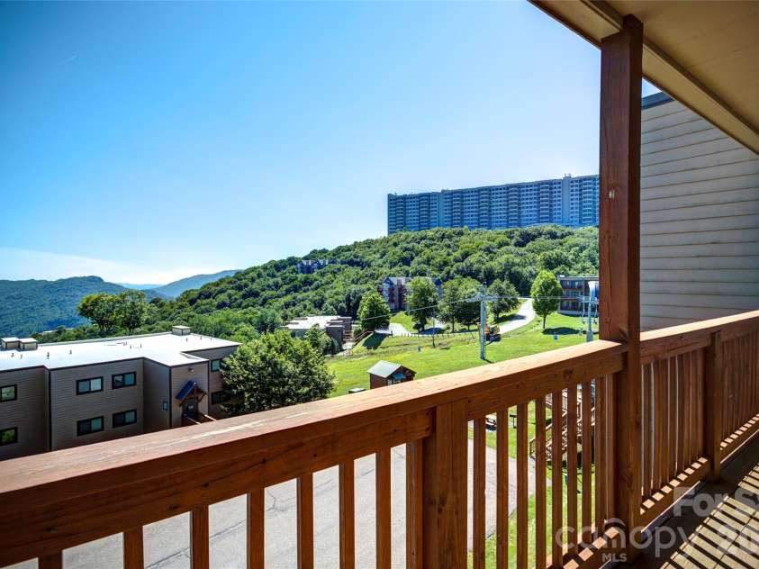 103 Sugar Ski Drive, Banner Elk, NC 28604.  MLS# CAR4405644, YatesRealty ID 14243. There's the slopes