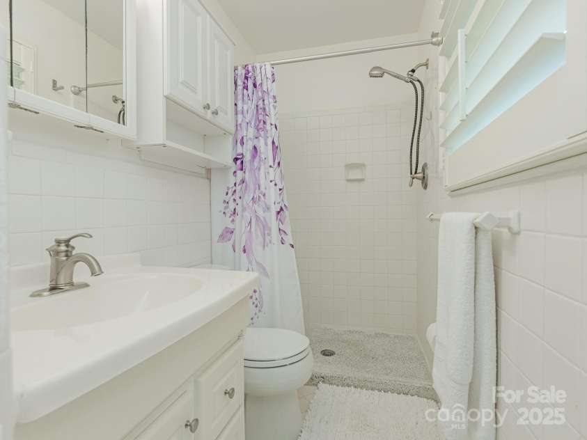 3615 Champaign Street, Charlotte, NC 28210.  MLS# CAR4251822, YatesRealty ID 14244. En Suite Bath