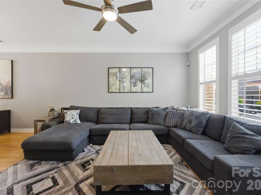 8341 Scotney Bluff Avenue, Charlotte, NC 28273.  MLS# CAR4366829, YatesRealty ID 14247. Crown Molding