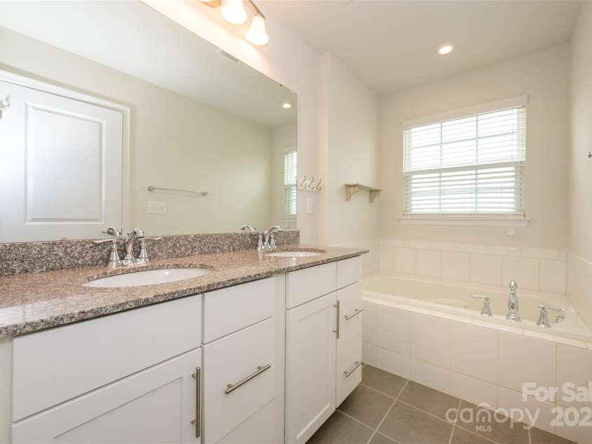 2692 Norman Isle Drive, Denver, NC 28037.  MLS# CAR4221738, YatesRealty ID 14248. Primary Bathroom
