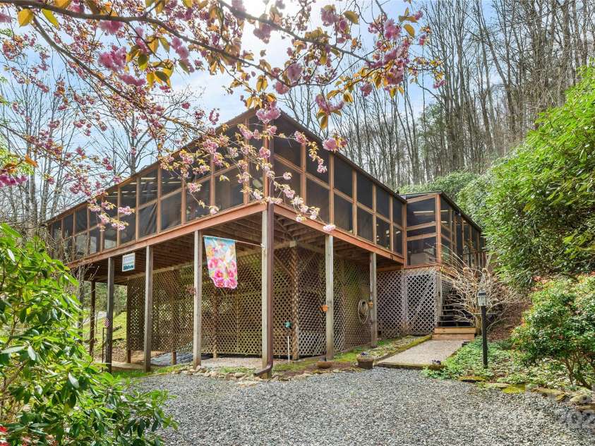 70 Fox Run, Hot Springs, NC 28743.  MLS# CAR4244597, YatesRealty ID 1425. Dreamy mountain cabin 