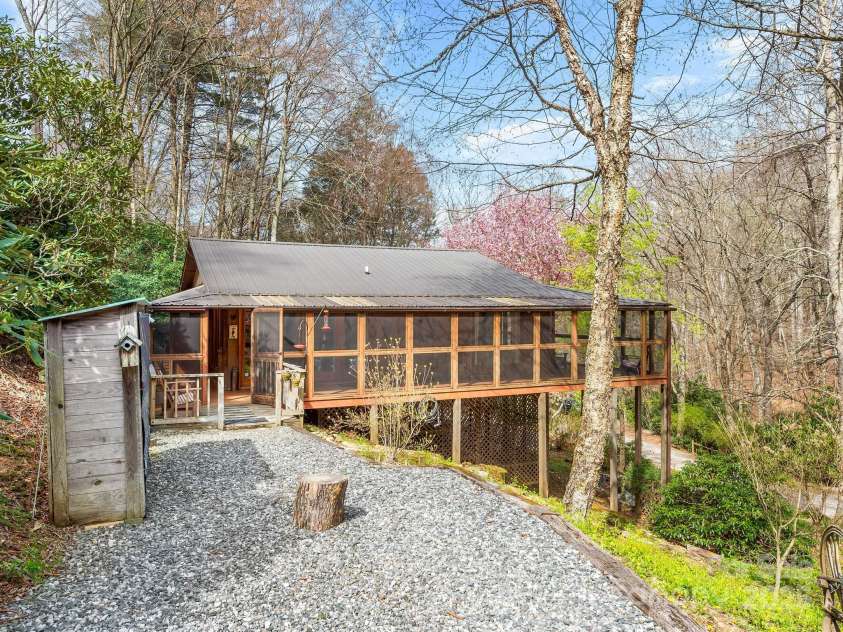 70 Fox Run, Hot Springs, NC 28743.  MLS# CAR4244597, YatesRealty ID 1425. Nice level entry 