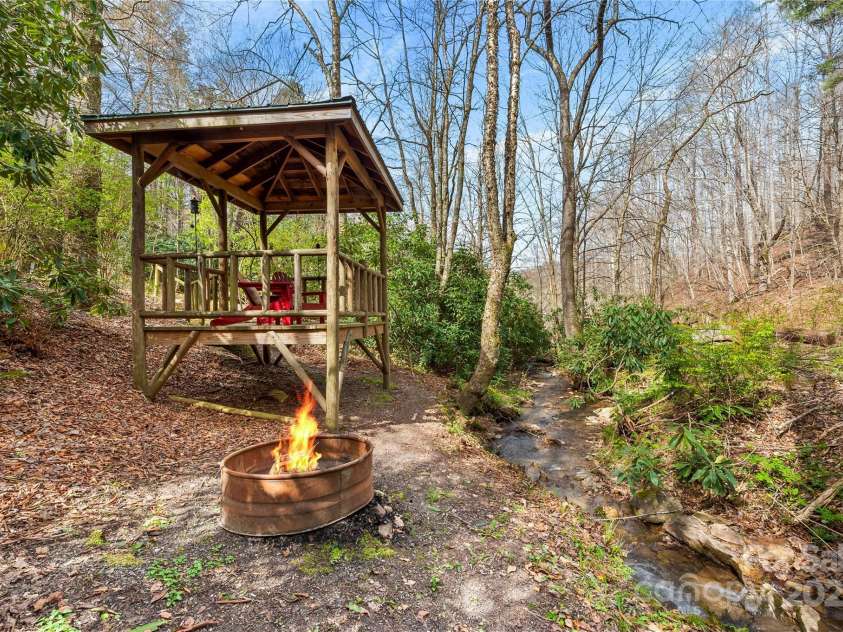 70 Fox Run, Hot Springs, NC 28743.  MLS# CAR4244597, YatesRealty ID 1425. What a great place to relax! 