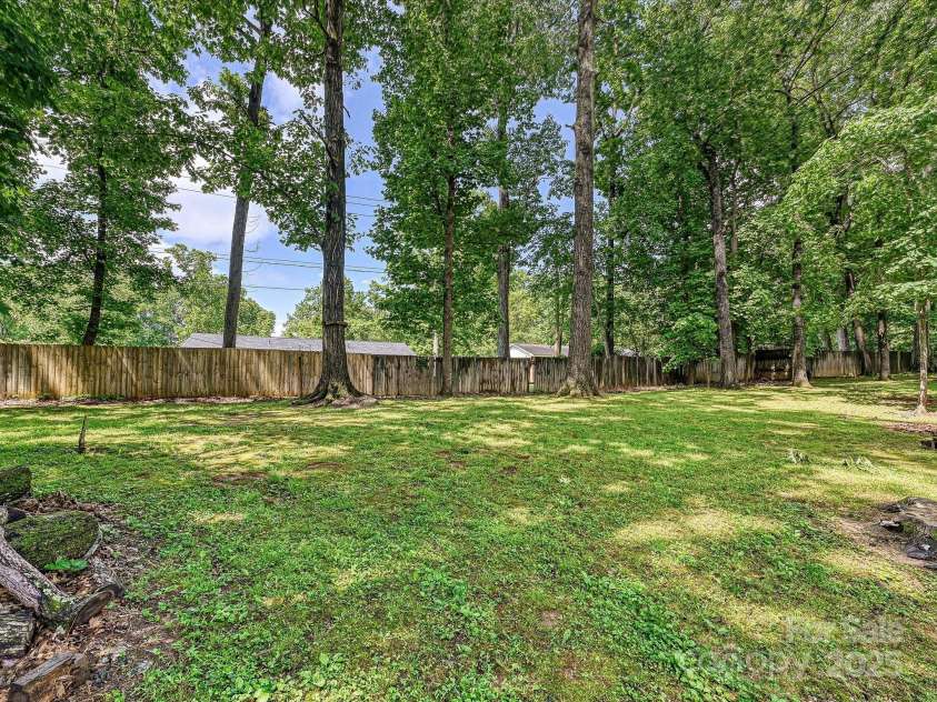 2437 Woodleigh Drive, Gastonia, NC 28056.  MLS# CAR4255182, YatesRealty ID 14250. Back Yard
