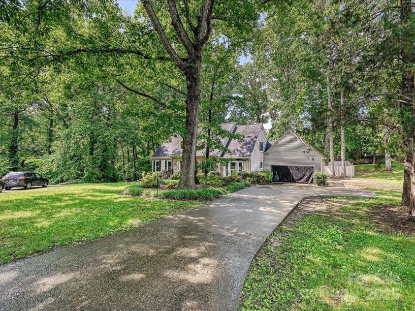 2437 Woodleigh Drive, Gastonia, NC 28056.  MLS# CAR4255182, YatesRealty ID 14250. Driveway