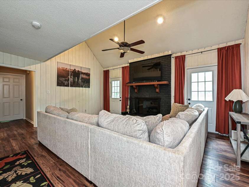 2437 Woodleigh Drive, Gastonia, NC 28056.  MLS# CAR4255182, YatesRealty ID 14250. Great Room
