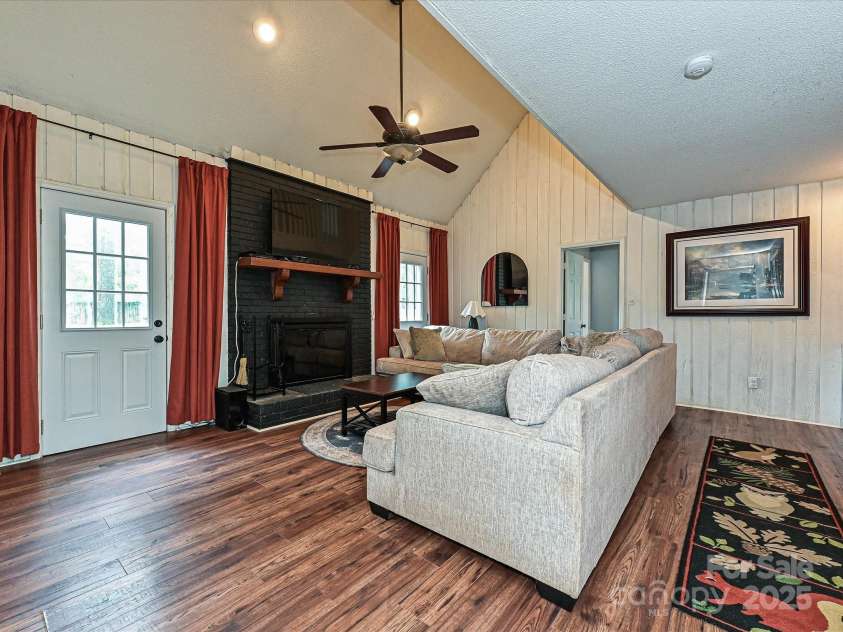 2437 Woodleigh Drive, Gastonia, NC 28056.  MLS# CAR4255182, YatesRealty ID 14250. Great Room