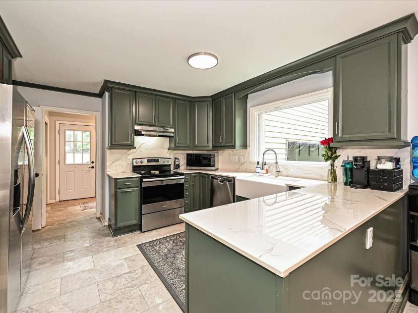 2437 Woodleigh Drive, Gastonia, NC 28056.  MLS# CAR4255182, YatesRealty ID 14250. Kitchen