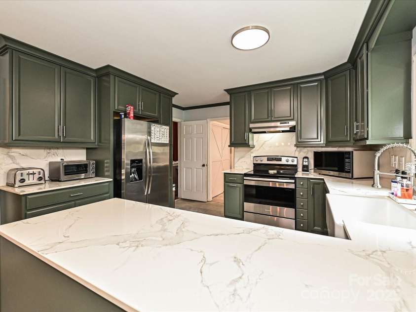 2437 Woodleigh Drive, Gastonia, NC 28056.  MLS# CAR4255182, YatesRealty ID 14250. Kitchen