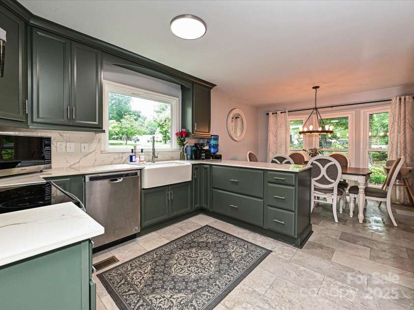 2437 Woodleigh Drive, Gastonia, NC 28056.  MLS# CAR4255182, YatesRealty ID 14250. Kitchen