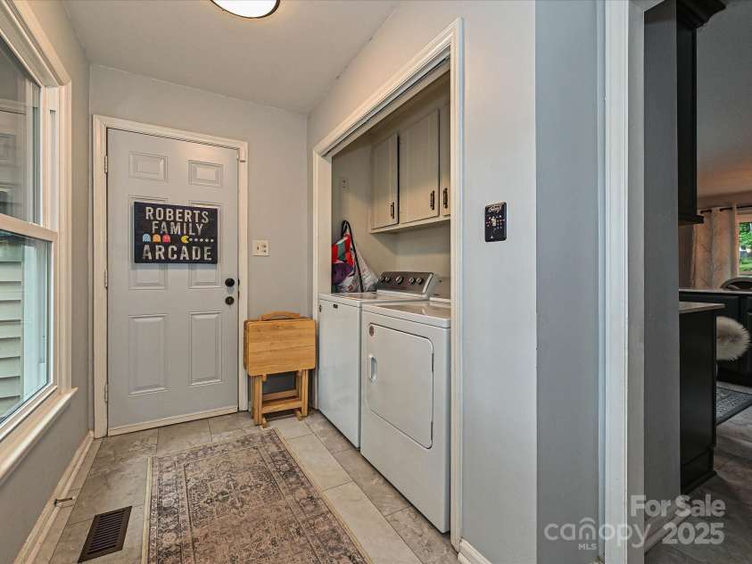 2437 Woodleigh Drive, Gastonia, NC 28056.  MLS# CAR4255182, YatesRealty ID 14250. Laundry/ Mud