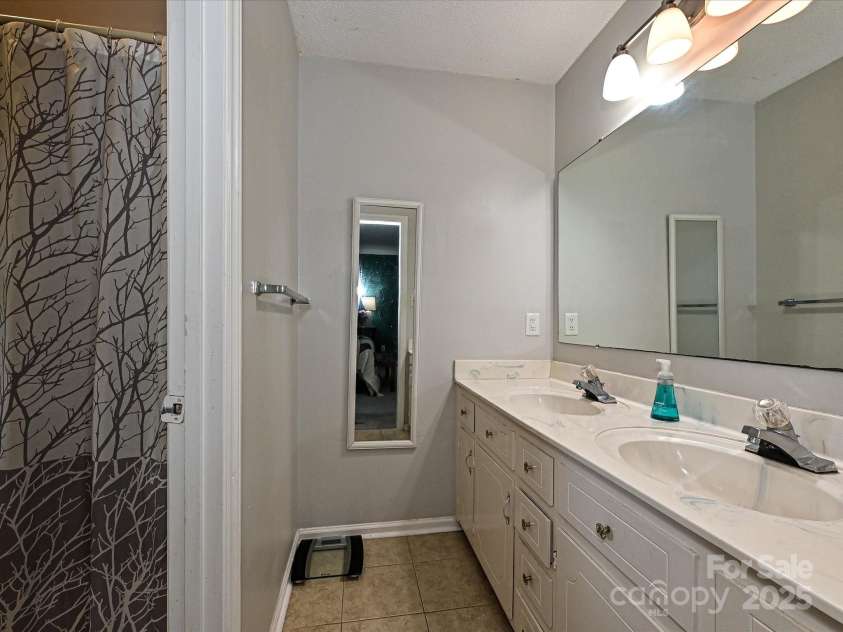 2437 Woodleigh Drive, Gastonia, NC 28056.  MLS# CAR4255182, YatesRealty ID 14250. Primary Bathroom