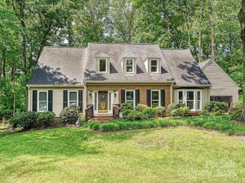 2437 Woodleigh Drive, Gastonia, NC 28056.  MLS# CAR4255182, YatesRealty ID 14250. Welcome to 2437 Woodleigh Dr Gastonia