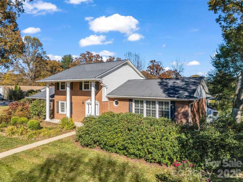 101 Bent Creek Ranch Road, Asheville, NC 28806.  MLS# CAR4318923, YatesRealty ID 14252. Side elevation