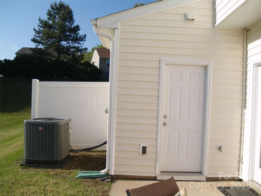 1960 Aston Mill Place, Charlotte, NC 28273.  MLS# CAR4246922, YatesRealty ID 14257. 