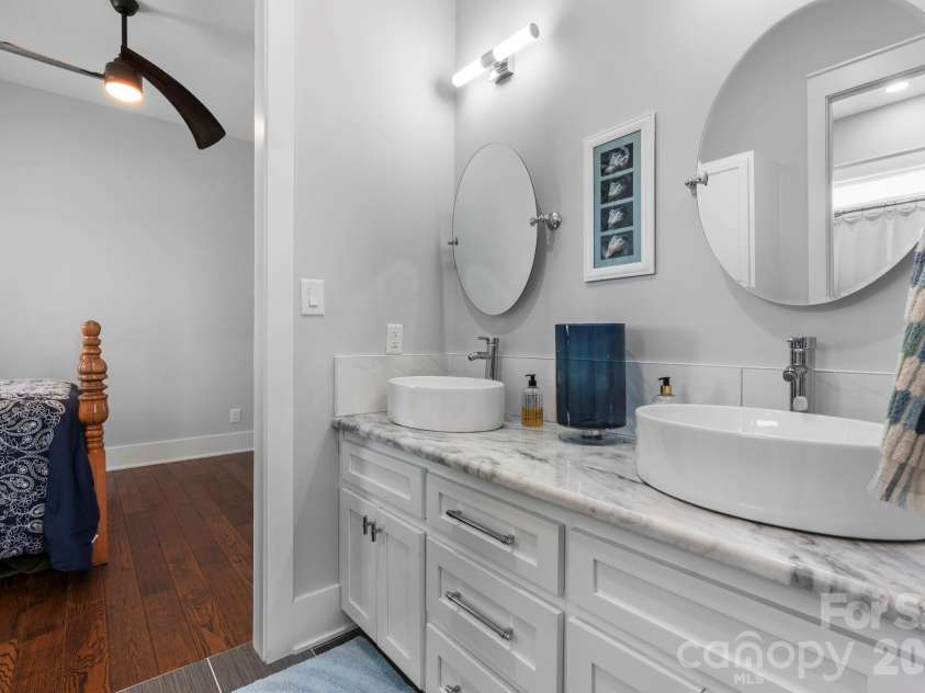 5780 Hwy 10 Highway, Hickory, NC 28602.  MLS# CAR4355019, YatesRealty ID 14260. Full Bath