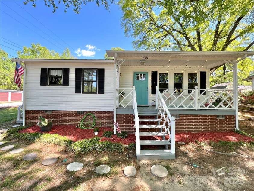 903 Lakeview Street, Kannapolis, NC 28083.  MLS# CAR4245036, YatesRealty ID 14260. 