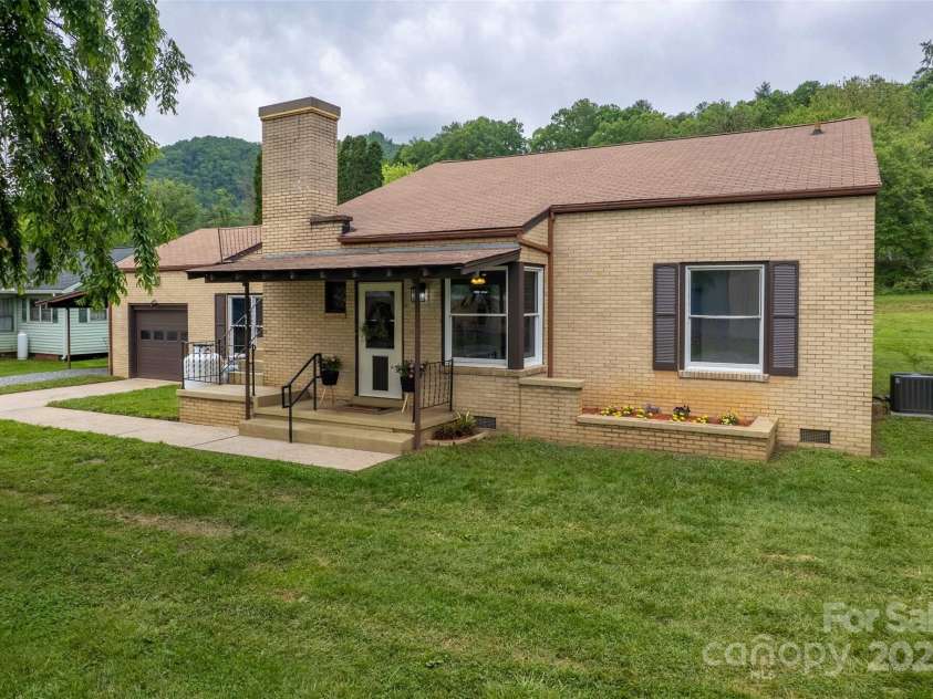 845 Skyland Drive, Sylva, NC 28779.  MLS# CAR4257991, YatesRealty ID 14264. 