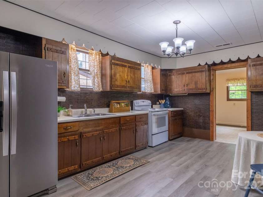 845 Skyland Drive, Sylva, NC 28779.  MLS# CAR4257991, YatesRealty ID 14264. 