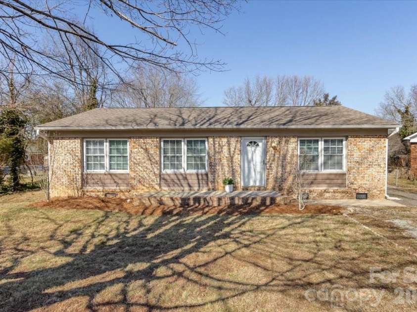 406 Robinson Clemmer Road, Dallas, NC 28034.  MLS# CAR4344855, YatesRealty ID 14265. 