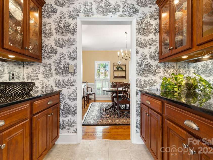3909 Black Sycamore Drive, Charlotte, NC 28226.  MLS# CAR4259361, YatesRealty ID 14270. Butler's Pantry