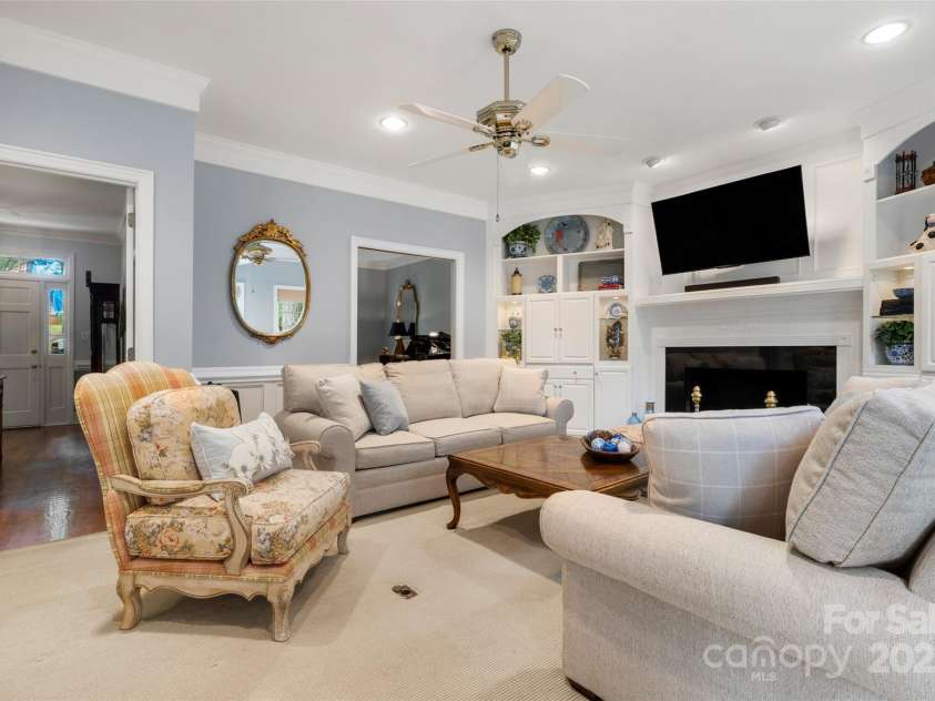 3909 Black Sycamore Drive, Charlotte, NC 28226.  MLS# CAR4259361, YatesRealty ID 14270. Family Room