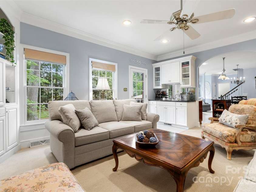 3909 Black Sycamore Drive, Charlotte, NC 28226.  MLS# CAR4259361, YatesRealty ID 14270. Family Room