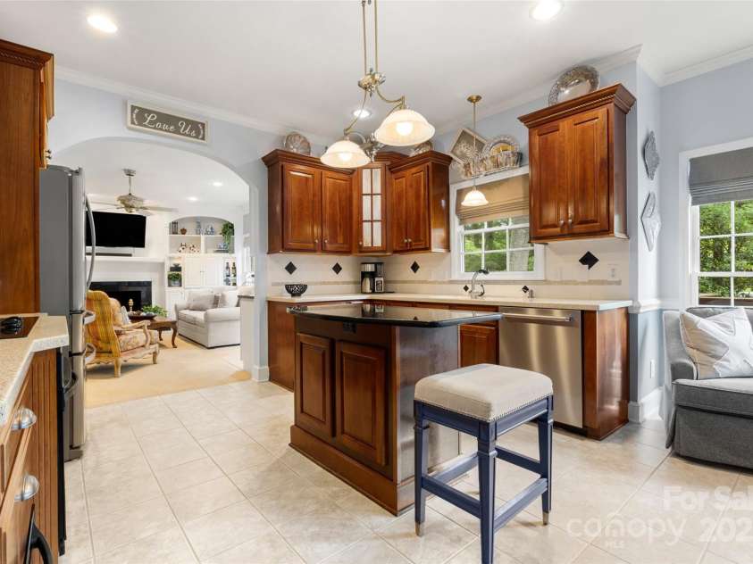 3909 Black Sycamore Drive, Charlotte, NC 28226.  MLS# CAR4259361, YatesRealty ID 14270. Kitchen