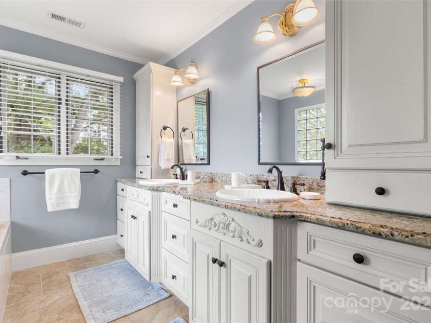 3909 Black Sycamore Drive, Charlotte, NC 28226.  MLS# CAR4259361, YatesRealty ID 14270. Primary Bathroom