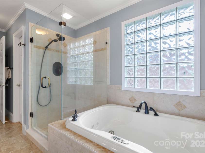 3909 Black Sycamore Drive, Charlotte, NC 28226.  MLS# CAR4259361, YatesRealty ID 14270. Primary Bathroom