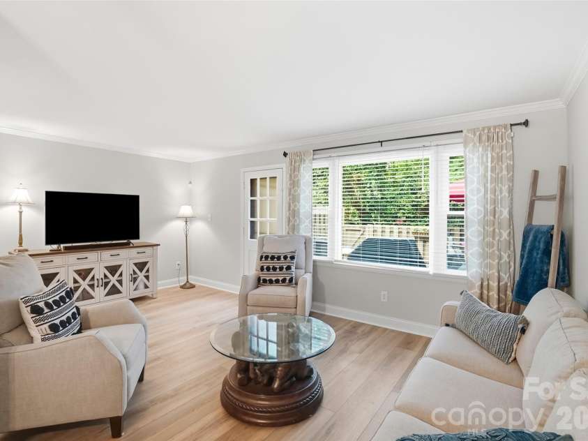 4605 Hedgemore Drive, Charlotte, NC 28209.  MLS# CAR4389374, YatesRealty ID 14271. 