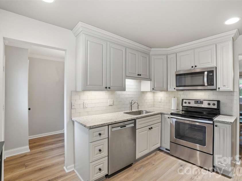 4605 Hedgemore Drive, Charlotte, NC 28209.  MLS# CAR4389374, YatesRealty ID 14271. 