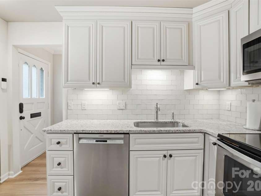 4605 Hedgemore Drive, Charlotte, NC 28209.  MLS# CAR4389374, YatesRealty ID 14271. 