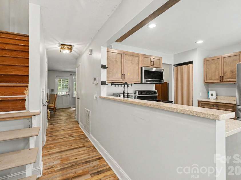 4605 Hedgemore Drive, Charlotte, NC 28209.  MLS# CAR4394971, YatesRealty ID 14271. 