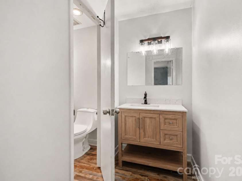 4605 Hedgemore Drive, Charlotte, NC 28209.  MLS# CAR4394971, YatesRealty ID 14271. 