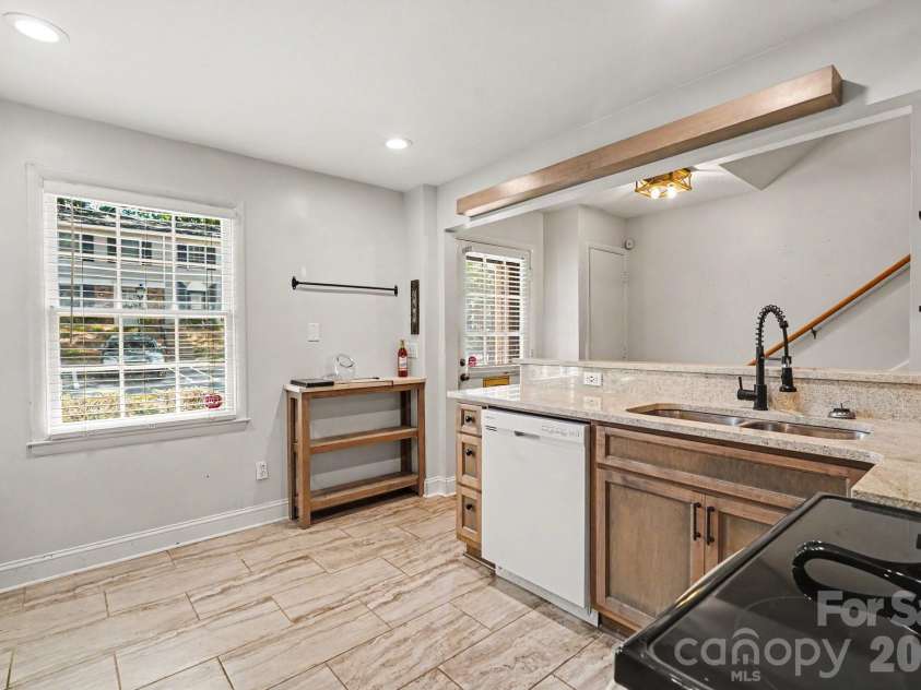 4605 Hedgemore Drive, Charlotte, NC 28209.  MLS# CAR4394971, YatesRealty ID 14271. 