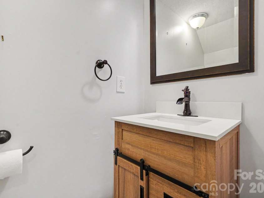 4605 Hedgemore Drive, Charlotte, NC 28209.  MLS# CAR4394971, YatesRealty ID 14271. 