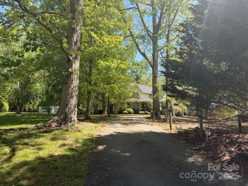 2835 DAV Avenue, Morganton, NC 28655.  MLS# CAR4239604, YatesRealty ID 14273. Horseshoe Driveway