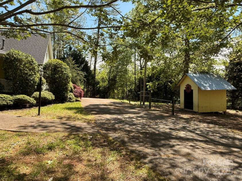 2835 DAV Avenue, Morganton, NC 28655.  MLS# CAR4239604, YatesRealty ID 14273. Horseshoe Driveway